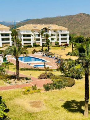 Logement sur le golf au pied de montagnes andalouses